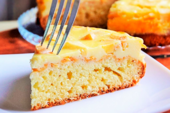 Пирог с яблоками и необыкновенно вкусной заливкой