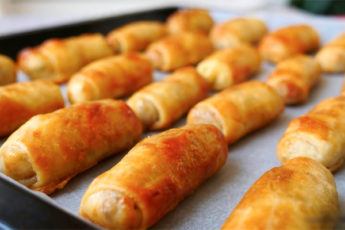 Хрустящие трубочки с зеленым луком и яйцом