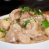 Куриная печень с грибами в сырном соусе