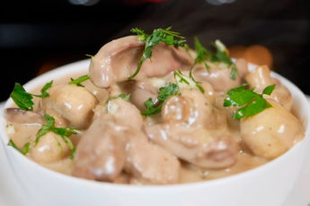 Куриная печень с грибами в сырном соусе
