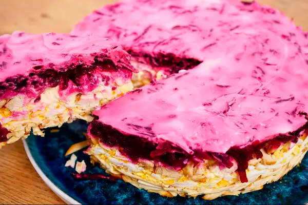 Салат со свеклой и курицей - отличная идея для новогоднего стола