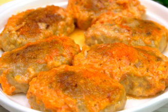 Потрясающе нежные котлетки из мяса и баклажанов в чесночно-сметанном соусе
