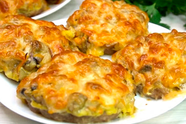 Биточки из мяса с грибами с румяной сырной корочкой