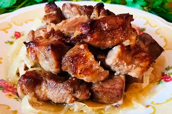 Вкуснейший шашлык в духовке: готовим на луковой подушке