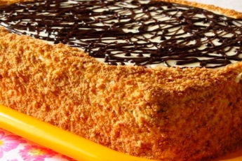 Пышный медовик со сметанным кремом и орехами