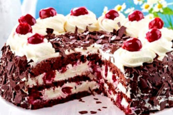 Очень вкусный торт с вишней и взбитыми сливками