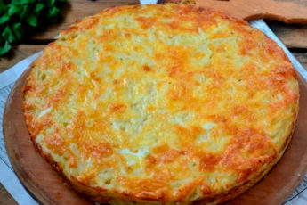 Запеканка из тертого картофеля с сыром и чесноком
