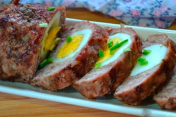 Мясной рулет с яйцом в духовке