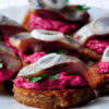 Гренки с сельдью и свекольным салатом: просто и нереально вкусно