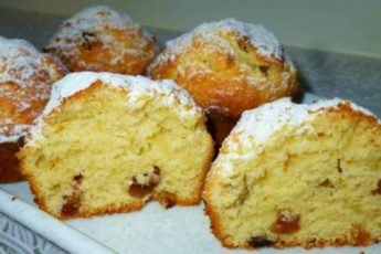 Пачка творога, стакан муки, 2 яйца, 2 ст.л сметаны для самых вкуснейших кексиков с изюмом