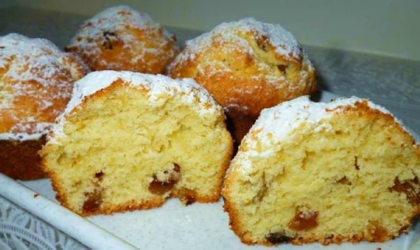 Пачка творога, стакан муки, 2 яйца, 2 ст.л сметаны для самых вкуснейших кексиков с изюмом