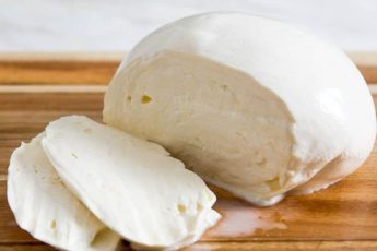 Делаем на домашней кухне настоящую итальянскую моцареллу. Требуется только молоко и немного уксуса