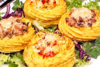 Вкусная подача обычного гарнира: гнезда из картофеля с разными начинками