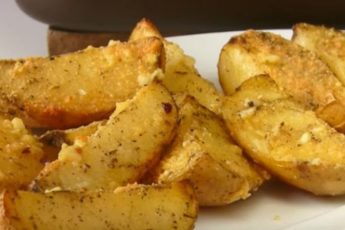 Картошка, запеченная в духовке с сыром и чесноком