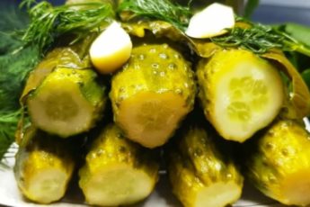 Малосолим огурцы за 1 ночь: ароматные и хрустящие