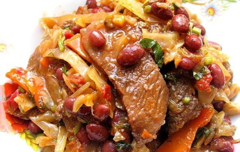 Тушеная говядина с капустой и фасолью