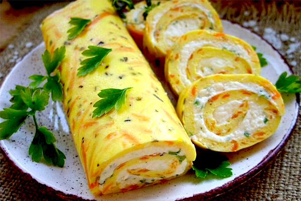 Омлетные рулетики с плавленым сыром и зеленью