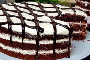 Простой и вкусный шоколадный торт с кремом из сметаны и сгущенки