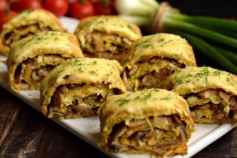 Кабачковый рулет с грибами и сыром: не калорийно и очень аппетитно!