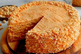Песочный торт с арахисом и кремом на основе сгущенного молока