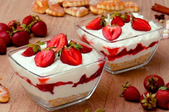 Вкуснейший десерт с клубникой и творогом. Готовится буквально 15 минут